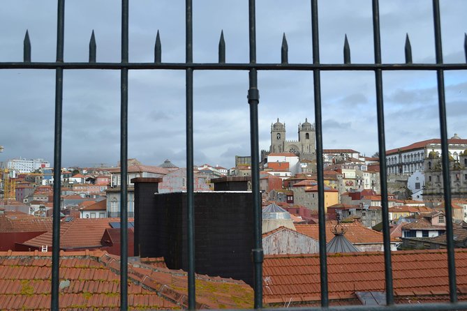 3-Hour Porto Jewish Heritage Walking Tour with Local Guide - Chafariz da Porta do Olival and the city walls