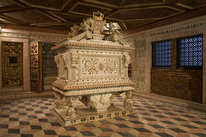 Aveiro Tour Small group, Moliceiro Cruise, Costa Nova, Vista Alegre & Lunch - Santa Maria da Feira and its fairy-tale castle