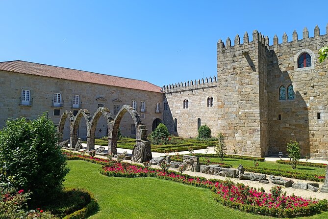 Best of Braga and Guimaraes Day Trip from Porto - Guimarães Castle and São Miguel do Castelo