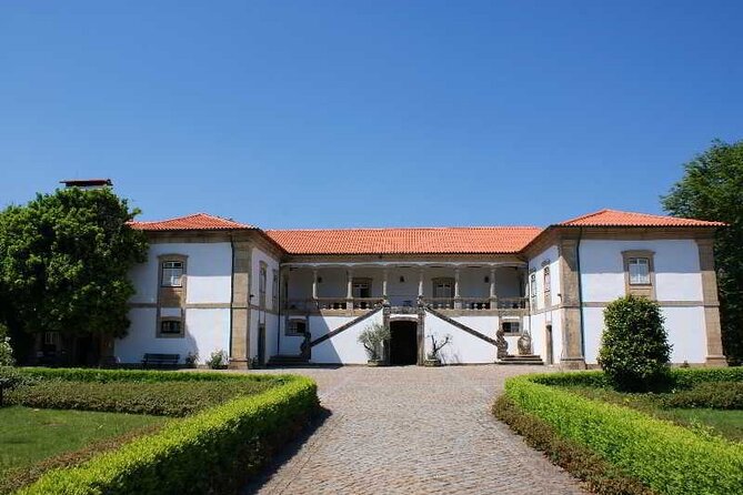 Braga/Guimarães: 1 Day with Lunch + farm and wine tasting - A rural turn at the Vinho Verde farm