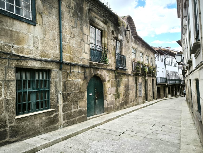 Braga & Guimarães Tour: Small Historical Group Tour - A traditional lunch and Vinho Verde