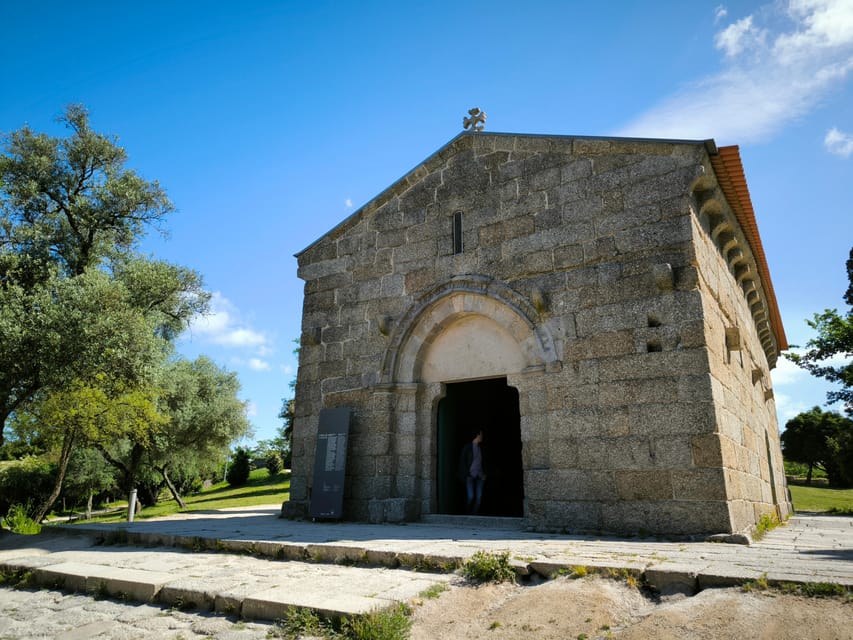 Braga & Guimarães Tour: Small Historical Group Tour - Seeing the castle and palace without a long museum stop