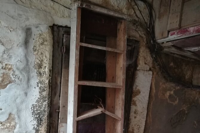 Crimes & Mysteries - Clérigos Church, the prison, and a grim view of justice