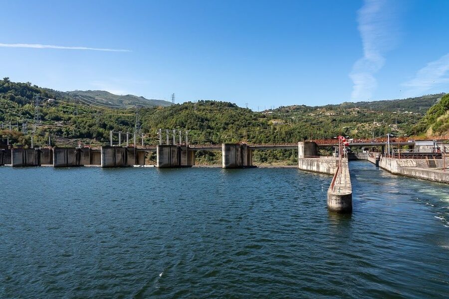 Day Cruise from Porto to Pinhão with Breakfast and Lunch - Boarding in Porto: check the riverbank before breakfast