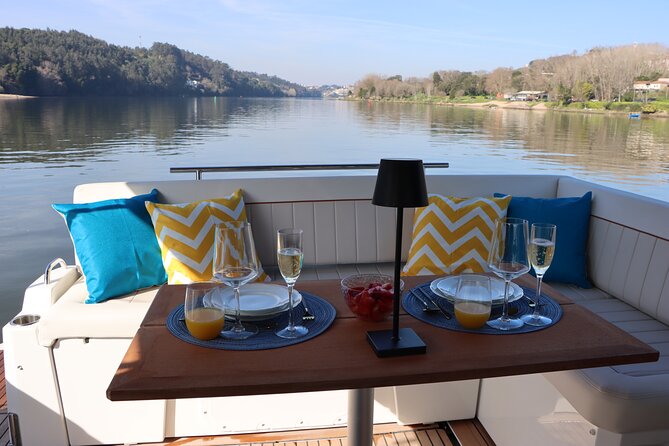 Douro Tour on a Private Yacht in Porto - What the private yacht format adds