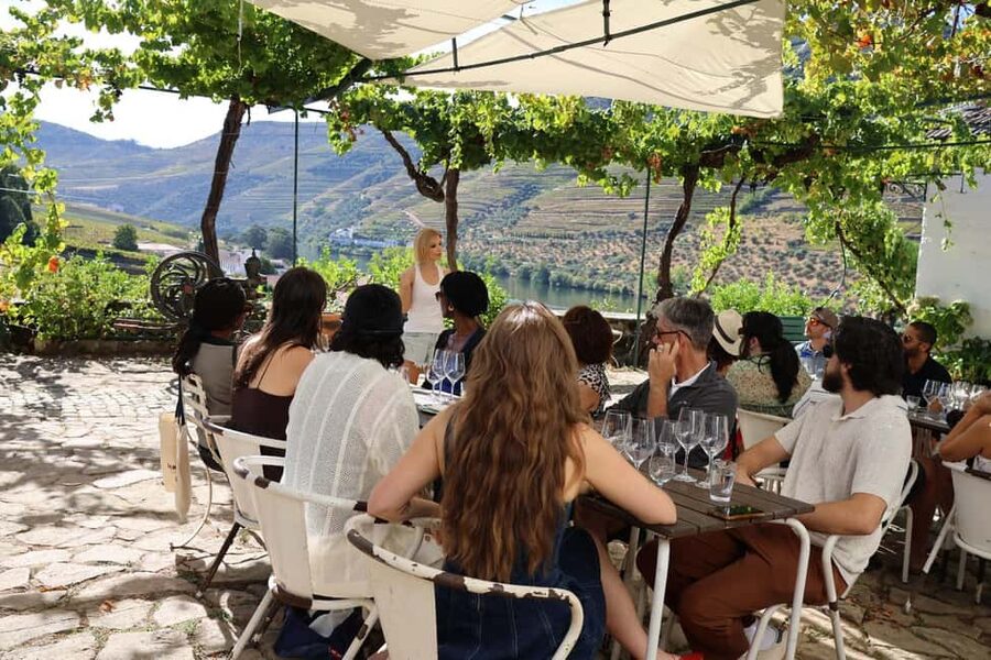 Douro valley: 10 km hike in the Valley - Picnic time and the practical food question