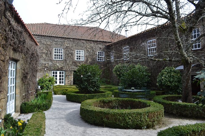 Douro Valley Tour: 2 Vineyard Visits, River Cruise, Winery Lunch - Lunch in Sabrosa, with wine at the table