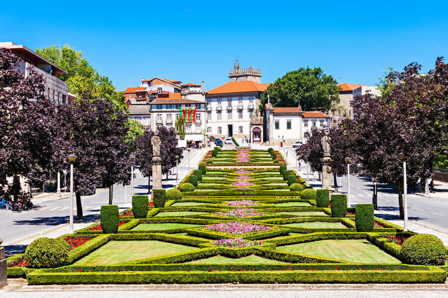 From Porto: Braga and Guimarães Full-Day Trip - What the minibus ride adds to the day