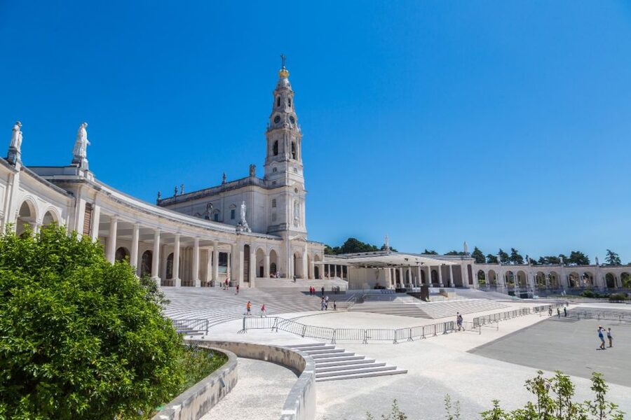 From Porto: Private Transfer to Lisbon with Coimbra & Fatima - Who should book this Porto to Lisbon day?