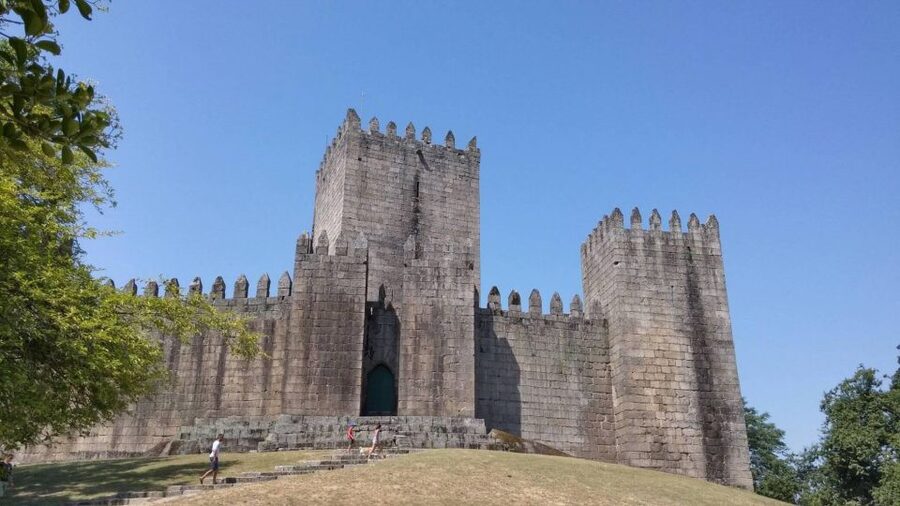 Guimarães Tour(4Hours): From Oporto;City Tour- Half Day Trip - Starting in Porto and reaching the old town