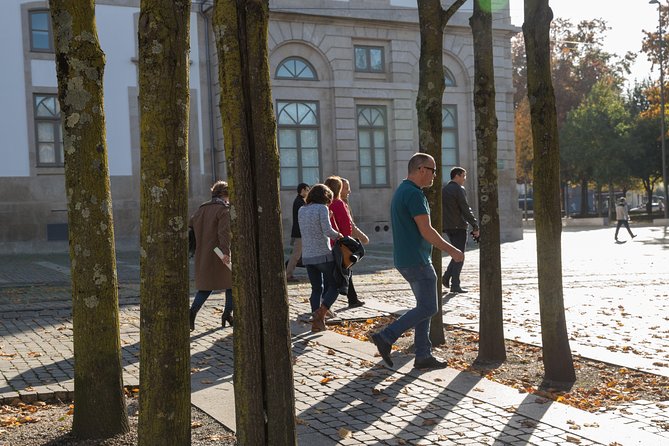 Half Day City Tour with Six Bridges Cruise and Wine Tasting - Coach comfort, group size, and the walking load