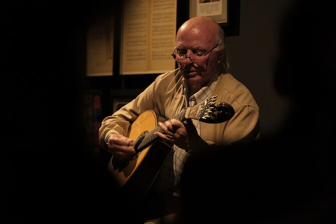 Ideal Clube de Fado - The music: powerful singing and standout guitar work