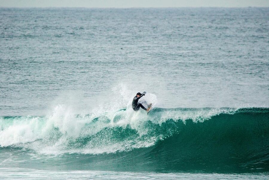 Matosinhos: Best surf Lesson with all equipment - The equipment and coaching included for $35