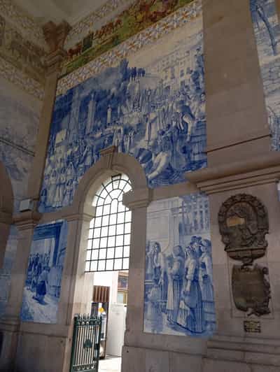 Monumental and historical Oporto with the Stock Exchange Palace - São Francisco Church and Infante Square connect the city to the river