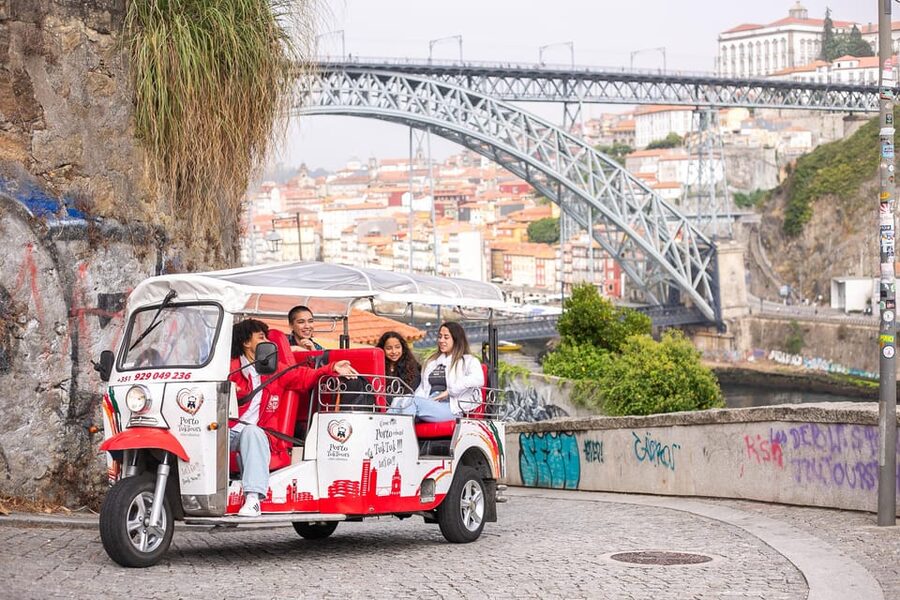 Oporto Tuk Tuk Tour: Among bridges and mysteries - 1.30h - Key points at a glance