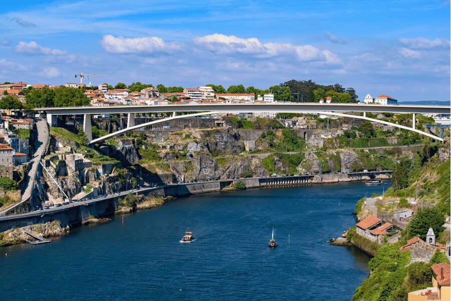 Oporto Tuk Tuk Tour: Among bridges and mysteries - 1.30h - Under Dom Luís I Bridge and toward the historic center