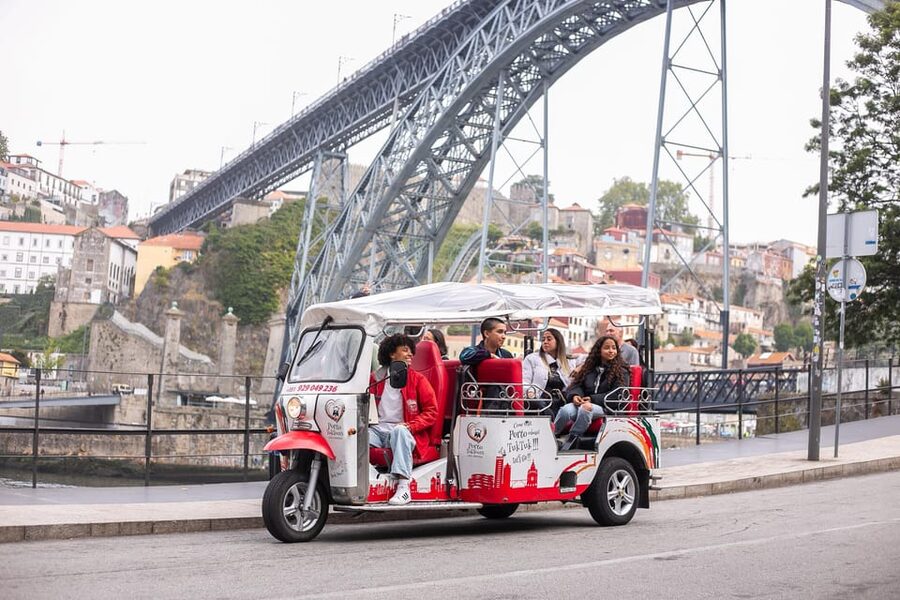 Oporto Tuk-Tuk Tour: Fast, Fun & Flexible – 1H to Full Day! - Rua das Flores and the descent to Ribeira