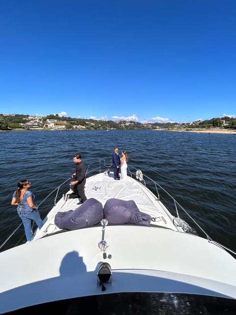 Passeio de barco rio douro inesquecível - The yacht is built for sitting, not just sightseeing