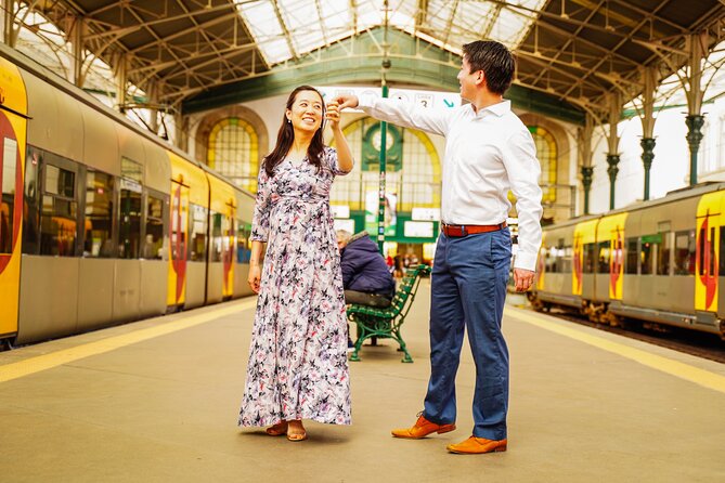 Photoshoot Unforgettable in Porto - Couple or Single - Meeting Silvio at São Bento Station