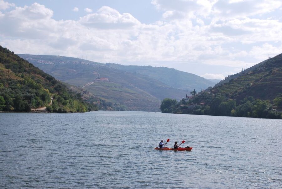 Pinhão: 4 Hour Douro Valley Kayak Rental - Choosing between the quiet side route and the main Douro