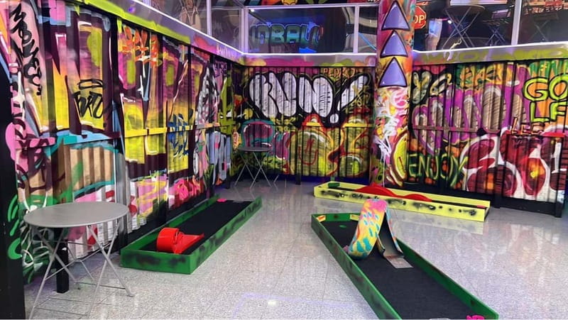 Porto: 18-Hole Indoor Mini Golf Ticket with UV Light Courses - Porto mini golf with a neon twist