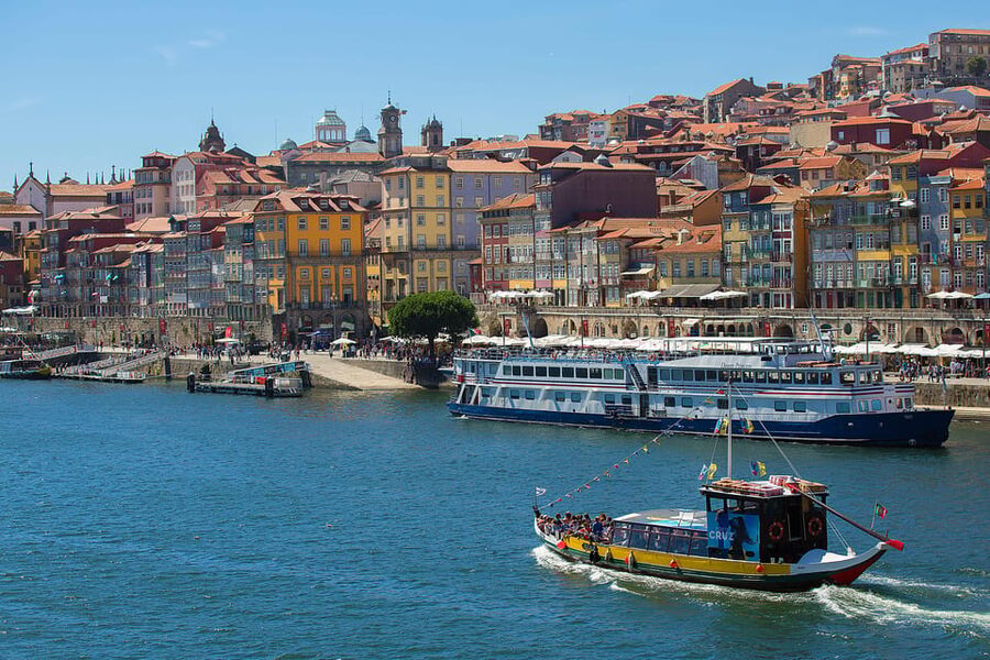Porto: 50-Minutes Rabelo Boat Cruise on the Douro River - Boarding a Rabelo boat on the Douro