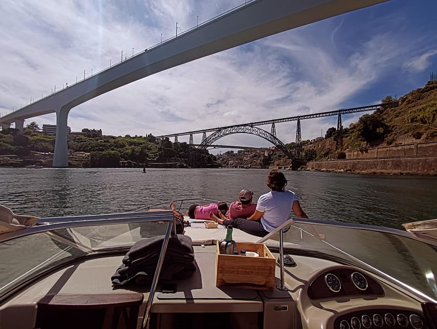 Porto: 6 Bridges and Ribeira Boat Tour with Sunset Option - What the welcome drink really adds