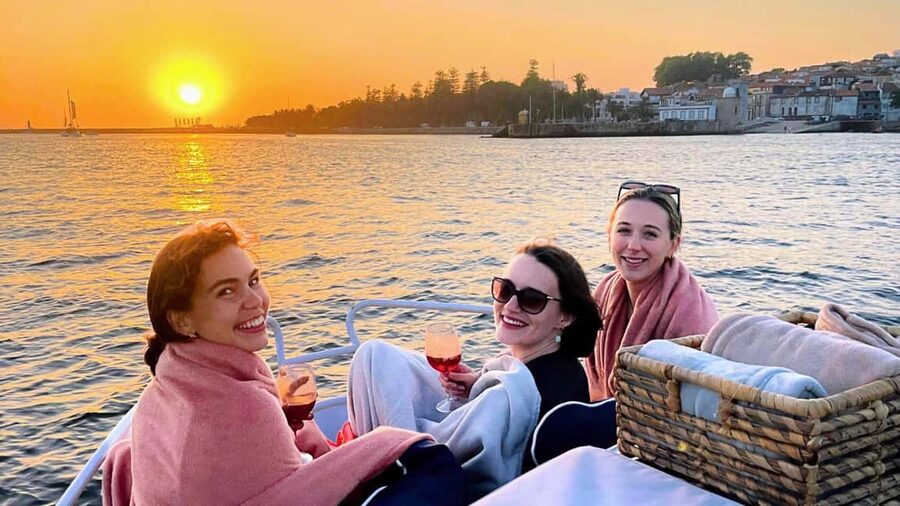 Porto: 6 Bridges and Sunset Boat Cruise with Welcome Drink - Turning west for Foz do Douro