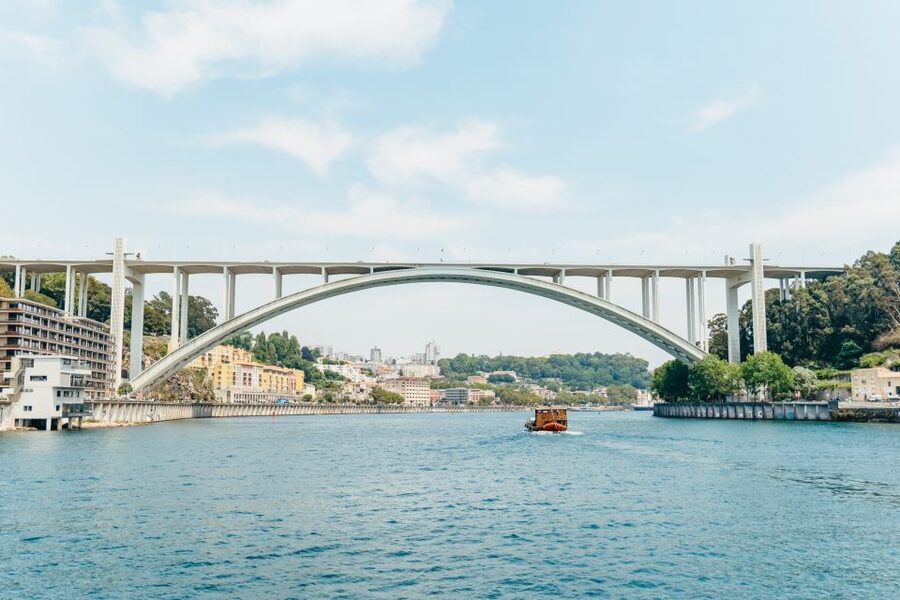 Porto: 6 Bridges Douro River Cruise - Finding the right boat at Cais da Estiva