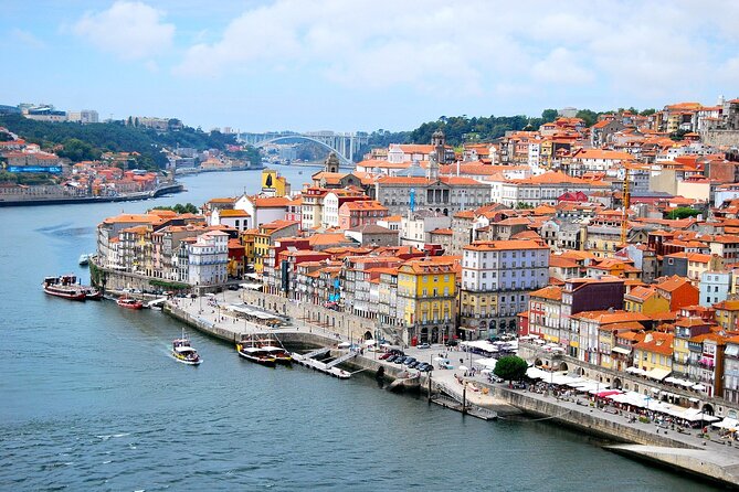 Porto and Gaia: Walking Tour of Douro's Two Riversides - Starting beneath Henry the Navigator