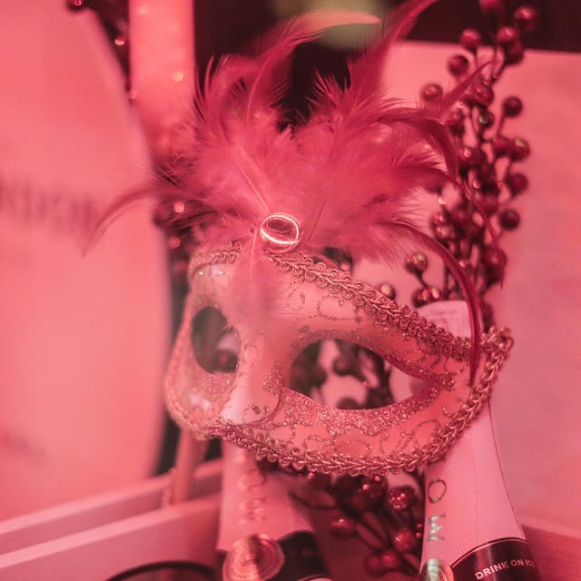 Porto: Cabaret & Pole Shows, with a Welcome Drink! - What the Mask Porto evening is really about