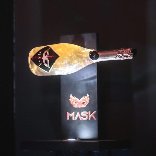 Porto: Cabaret & Pole Shows, with a Welcome Drink! - Arriving with a welcome drink