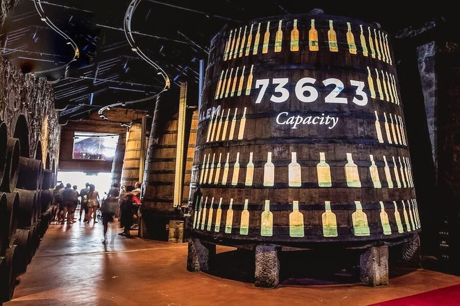 Porto: Cálem Cellar Tour, Fado Show & Wine Tasting - Tasting white port and special reserve
