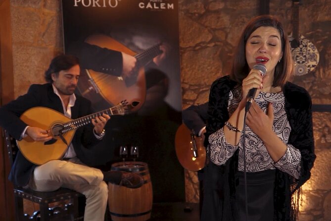 Porto: Cálem Cellar Tour, Live Fado Show and Wine Tasting - Group size, pace, and comfort
