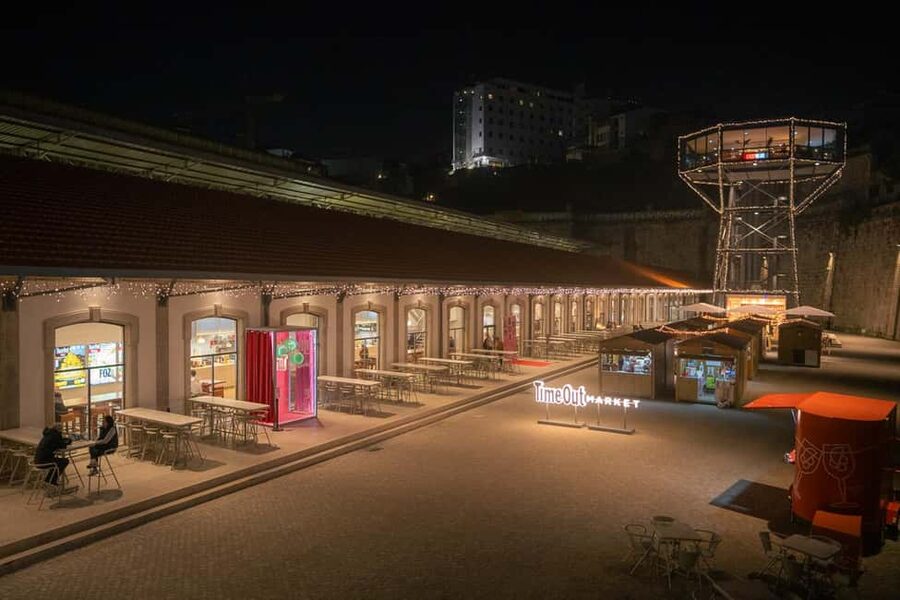 Porto: Christmas Lights Flexible Walking Tour - Rua de Santa Catarina After Dark