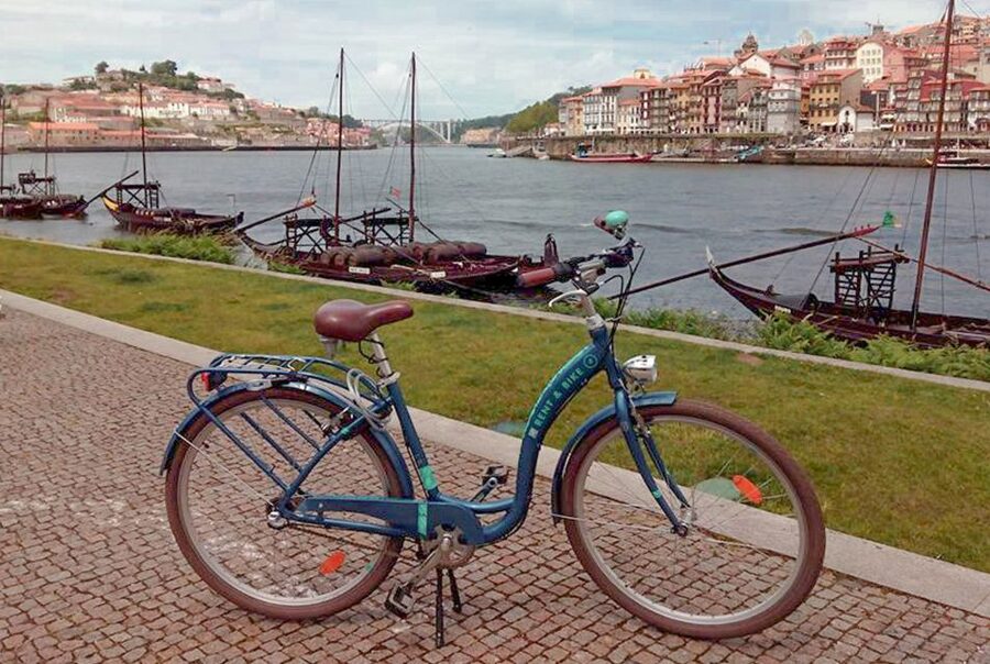 Porto: City Bike Rental - Picking up the bike in Miragaia