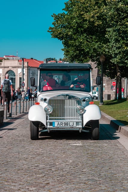 Porto: City Center Eco Car e Cruzeiro Rio Douro - Ribeira and the turn toward the Douro
