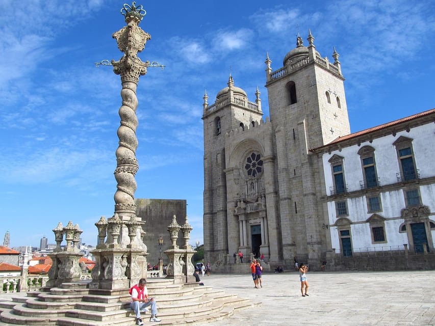 Porto: City Center Walking Tour - Guides who make the route work