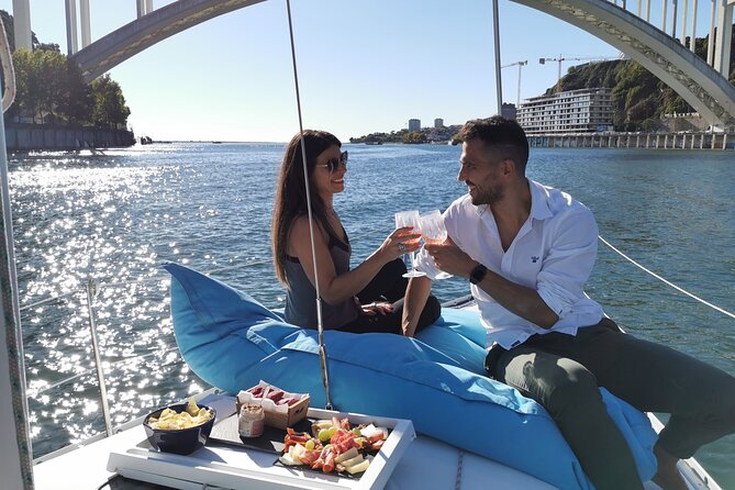 Porto: Cruzeiro privado rio douro até 8 pessoas com wine tasting - The crew and the private format