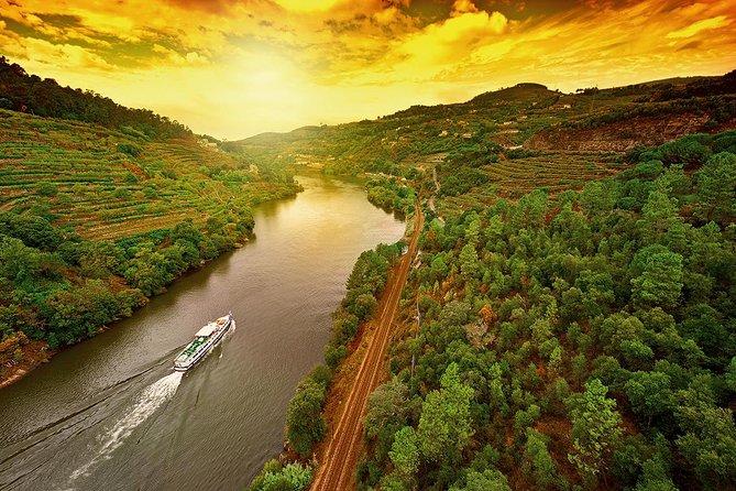 Porto: Day Trip to Douro including lunch and Rivercruise - São Leonardo da Galafura, the first great view