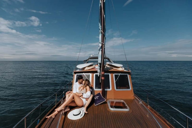 Porto: Douro Classic Boat Tour - The hammock, music, and welcome drink