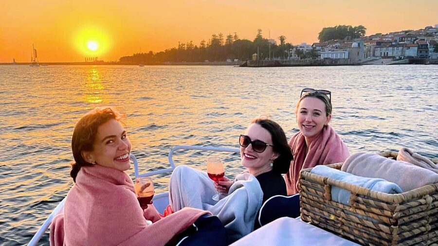 Porto: Douro private cruiser (only for you)6 bridges/sunset - Why this Douro cruise feels different from a standard boat ride