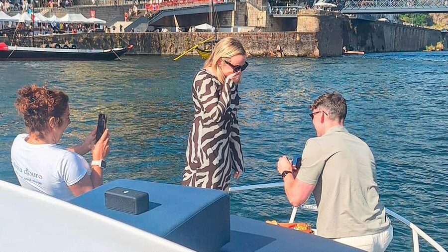 Porto: Douro private cruiser (only for you)6 bridges/sunset - Comfort, facilities, and the small details