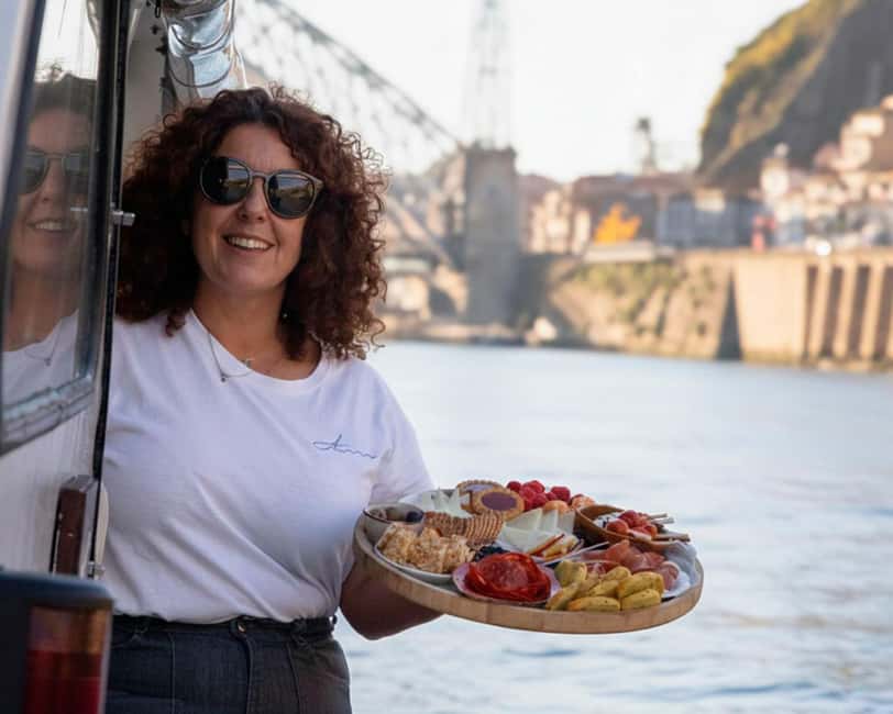Porto: Douro private cruiser (only for you)6 bridges/sunset - Who should book this sunset boat trip?
