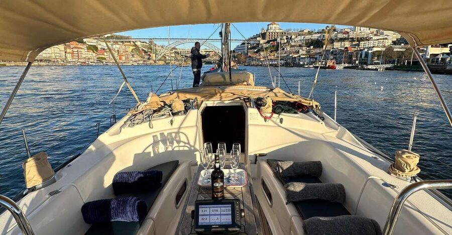 Porto: Douro river Boat tour with wine tasting (small group) - How the eight-person limit affects the experience