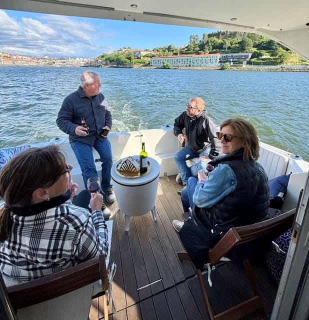Porto: Douro River Cruise / Welcome Drink/with sunset option - Porto and Vila Nova de Gaia from the river