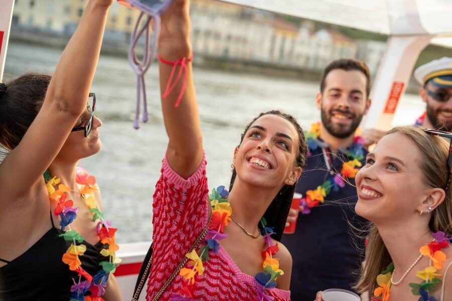 Porto: Douro River Party Boat with Sunset Option & 6 Bridges - Drinks, the bar, and the practical details