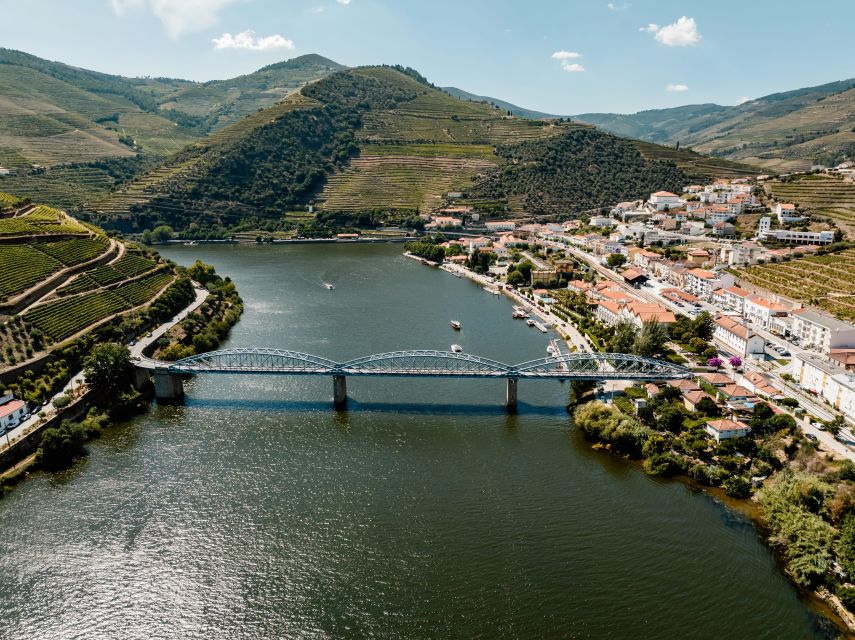Porto: Douro Valley Full-Day Boat, Train, and Lunch Tour - A regional lunch with time to sit down