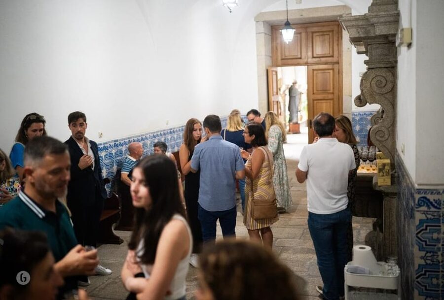 “Porto: Fado Show with Guided Tour in a Historic Monastery” - A guided look at São Bento da Vitória