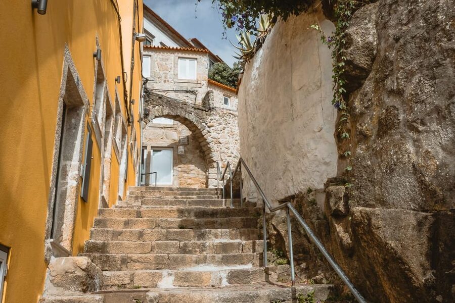 Porto: Flexible Walking Tour in Medieval Area - Starting beside the Douro at Praça da Ribeira